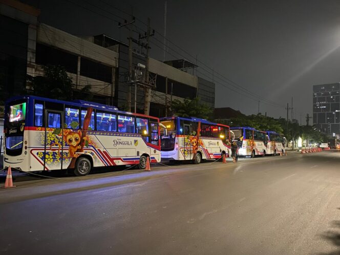 
					Bus Trans Donggala saat antrian menuju pelabuhan tanjung perak kota Surabaya pada Rabu (04/12/24). FOTO: netiz.id (Akib)