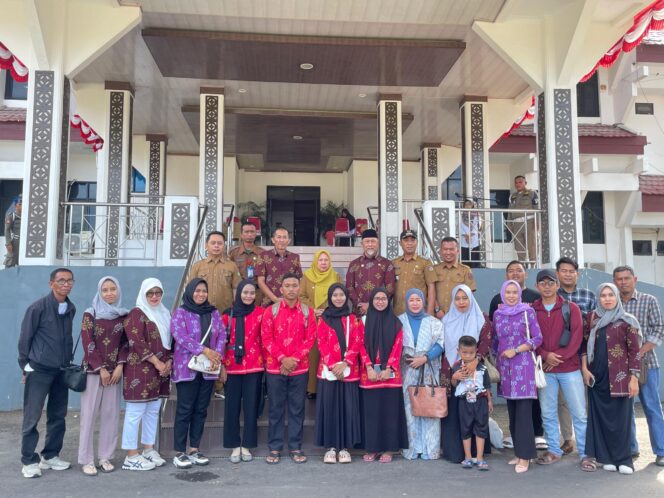 
					Pelepasan peserta Festival Seni dan Qasidah Nasional ke-XXIX oleh Wakil Wali Kota Palu, dr. Reny A Lamadjido di halam kantor Wali Kota Palu. //FOTO:Ginda
