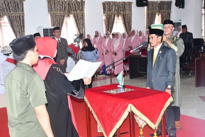 
					Suasana saat pengambilan sumpah jabatan Ir Syamsuri pada pelantikan menjadi wakil ketua DPRD Pinrang Periode 2024-2029. FOTO: ZUL