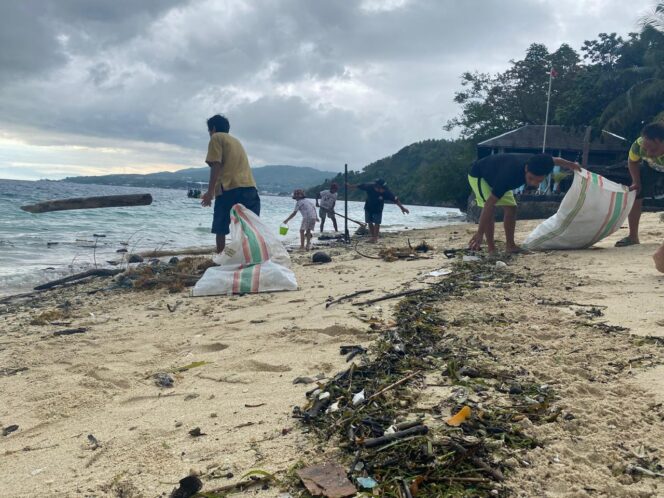 
					Suasana saat warga Tanjung Karang membersihkan sampah di pesisir pantai. FOTO: netiz.id (Akib)