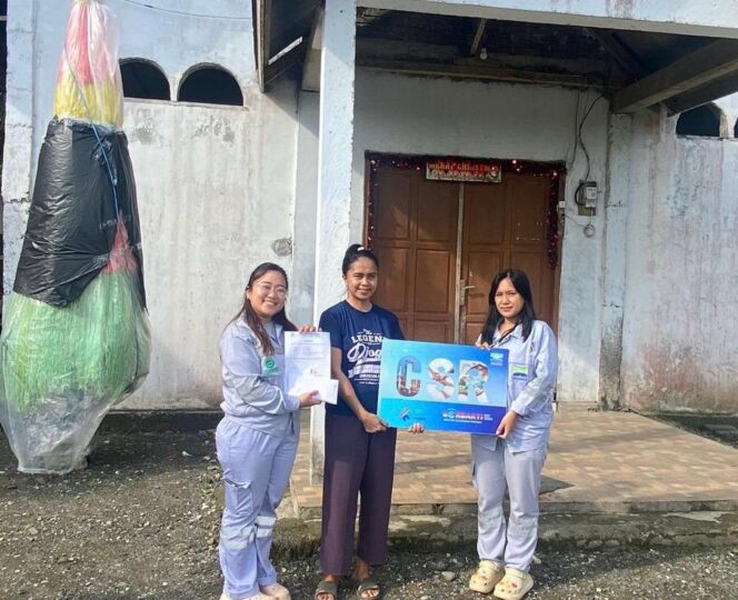 
					Secara sombolis staf dari PT Baoshuo Taman Industry Investment Group menyalurkan bantuan ke gereja. FOTO: TIM