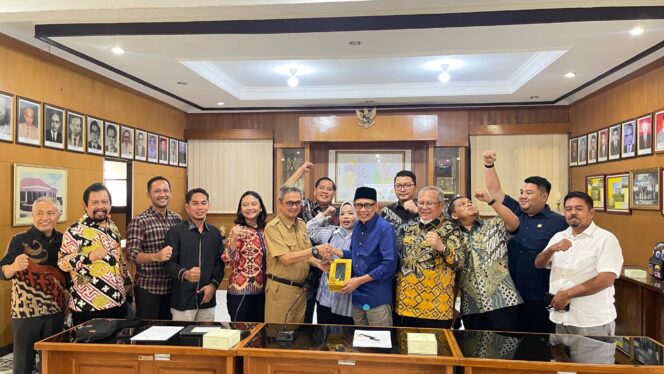 
					Komisi III DPRD Sulteng saat berkunjung di kantor Bina Marga dan Penataan Ruang Provinsi Jawa Barat. FOTO: Humas Dprd Sulteng.