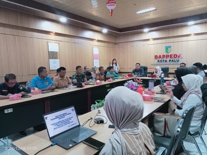 
					Wakil Wali Kota Palu, dr. Reny A. Lamadjido, memimpin High-Level Meeting Tim Pengendali Inflasi Daerah (TPID) Kota Palu pada Jumat (06/12/24) di ruang rapat Badan Perencanaan Pembangunan Daerah (Bappeda) Kota Palu. FOTO: IMRON
