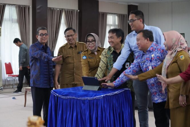 
					Kadisdik Sulteng, Yudiawati Vidiana Windarrusliana, SKM, M.Kes, Deputi Bidang Pengendalian Penduduk BKKBN RI, Dr. Bonivasius Prasetya Ichtiarto, S.Si., M.Eng, bersama sejumlah pejabat saat melaunching SSK, di Untad, Selasa, 27 Agustus 2024. (FOTO:HUMAS PEMKOT)