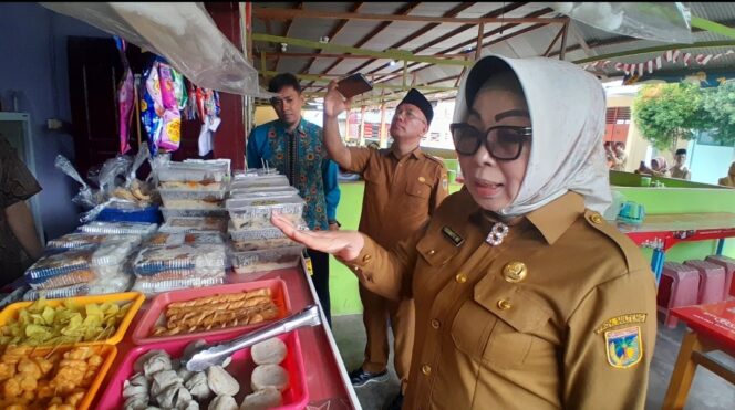 
					Kadisdik Sulteng, Yudiawati V. Windarrusliana, SKM, M.Kes, saat mengecek makanan yang disediakan di Kantin SMAN 2 Palu, usai melaunching Kedia Gizi Sehat Gempita, Senin, 5 Agustus 2024. (FOTO: FADEL)