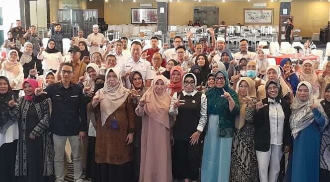 
					Kadisdik Sulteng, Yudiawati Vidiana Windarrusliana, SKM, M.Kes, dan Kepala Balai Guru Penggerak Provinsi Sulawesi Tengah, Hj. Agustina Emawati, Anggota Komisi X DPR RI, Sakinah Aljufri, saat foto bersama dengan peserta workshop Workshop Pendidikan dengan tema Sosialisasi Permendikbudristek Nomor 19 Tahun 2024 tentang Pendidikan Profesi Guru (PPG), di salah satu hotel di Palu, pada Rabu, 28 Agustus 2024. (FOTO: FADEL)