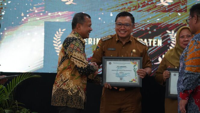 
					Pj Bupati Donggala, Moh Rifani, menerima langsung piagam penghargaan dalam sebuah acara yang digelar di Gedung Pogombo Kantor Gubernur Sulawesi Tengah di Palu pada Selasa (17/12/24). FOTO: netiz.id (JF).