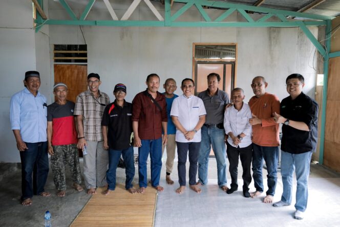 
					Calon Gubernur Sulawesi Tengah terpilih, Anwar Hafid, mengunjungi lokasi pembangunan surau di Kelurahan Petobo, Palu Selatan, pada Senin (16/12/24). FOTO: TIM