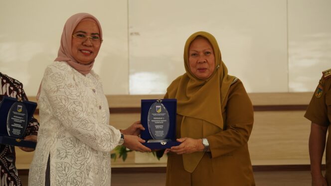 
					Wakil Wali Kota Palu, dr. Reny A. Lamadjido, menerima penghargaan tersebut secara langsung. FOTO: JUFRI