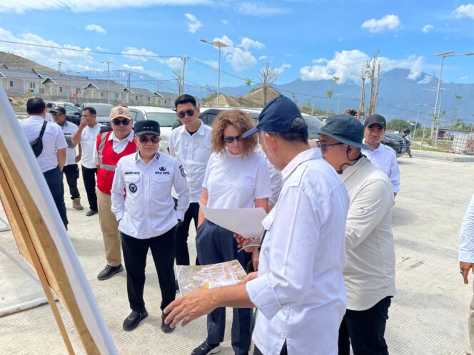 
					Kunjungan Bank Dunia ke salah satu titik lokasi proyek rehabilitasi dan rekonstruksi yang di dampingi Wali Kota Palu, Hadianto Rasyid di Huntap Talise. //FOTO:Ginda