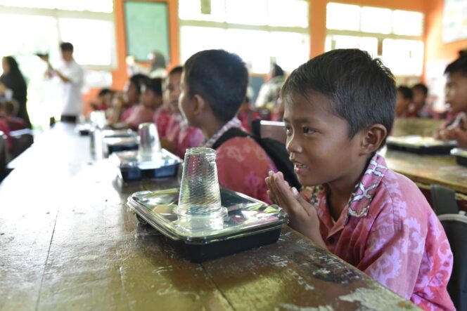 
					Saat siswa Sekolah Dasar 23 Banawa kelurahan Gunung Bale menerima makanan bergizi gratis. FOTO: netiz.id (Akib)