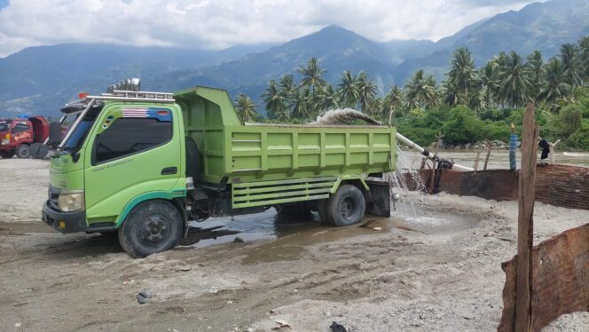 
					Nampak aktivitas dump truck yang sedang beroperasi di Sungai Palu. FOTO: IST