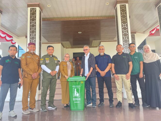 
					Foto bersama Sekretaris Daerah Kota Palu Irmayanti Pettalolo bersama tim PT Kalla Toyota di halaman kantor Wali Kota Palu.//FOTO:Ginda