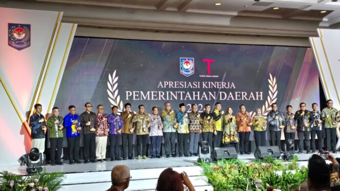 
					Nampak Wali Kota Palu, Hadianto Rasyid menerima piala penghargaan. FOTO: Humas Pemkot Palu.