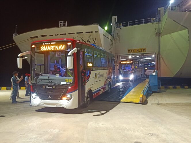 
					Suasana saat Bus Trans Donggala tiba di Pelabuhan Donggala kecamatan Banawa pada Sabtu malam (07/12/24). FOTO: netiz.id (Akib)