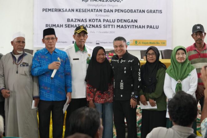 
					Wali Kota Palu, H. Hadianto Rasyid, secara simbolis menyerahkan bantuan kepada 219 penerima manfaat dari Badan Amil Zakat Nasional (Baznas) Kota Palu pada Kamis (05/12/24) di Aula Kantor Kecamatan Palu Timur, Kota Palu. FOTO: IWAN