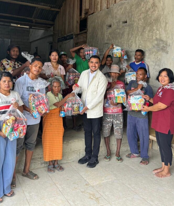 
					Anleg DPRD Kota Palu, Abdurahim Nasar Al-Amri bersama politisi muda Sulteng, Fathur Razaq saat berbagi berkah natal di di wilayah Lekatu dan Dusun Wana. Pada Minggu (22/12/24). FOTO: TIM