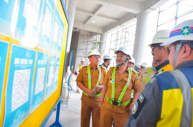 
					Saat Gubernur Sulteng, Rusdi Mastura meninjau progres pembangunan Masjid Raya Baitul Khairaat pada Senin (30/12/24). FOTO: ist