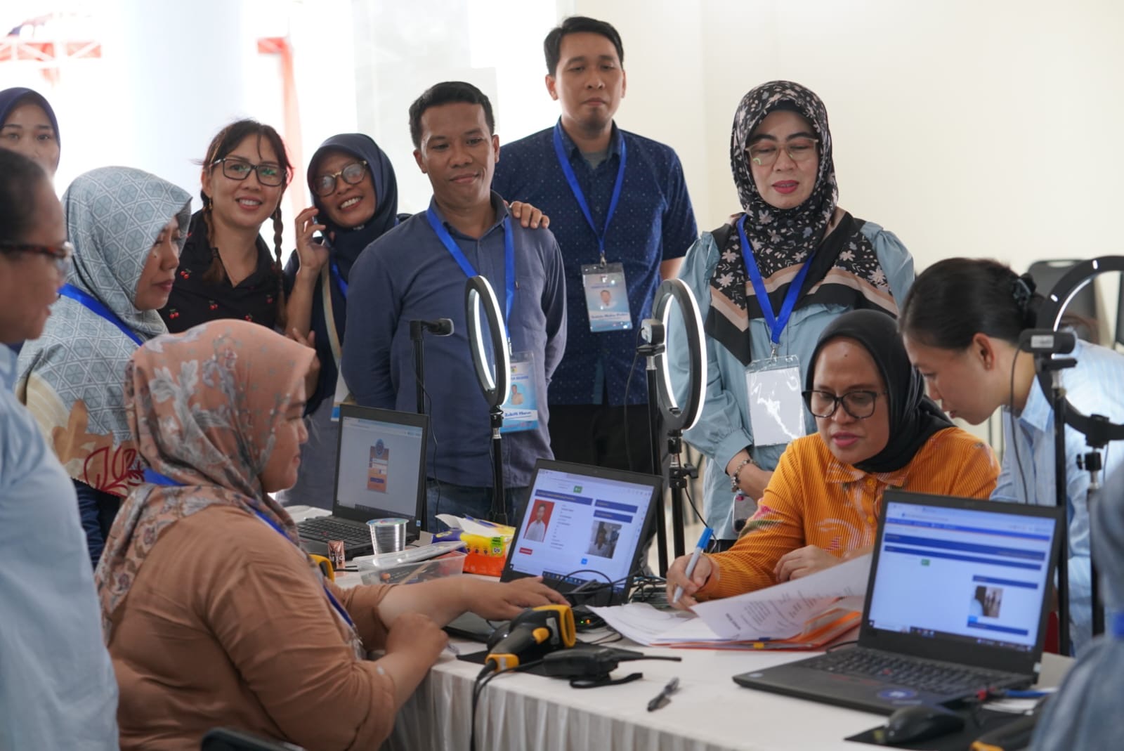 Sekretaris Kota Palu, Irmayanti Pettalolo saat melakukan peninjauan pelaksanaan Ujian Seleksi PPPK yang berlangsung di Gedung IT Center Universitas Tadulako, Kota Palu, pada Jumat (14/12/24). FOTO: IWAN