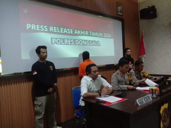
					Saat Polres Donggala melakukan konfrensi pers pada Senin (30/12/24). FOTO: Abu Bakar