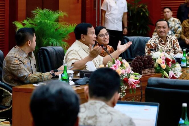 
					President RI Prabowo Subianto saat didampingi Menteri Keuangan Sri Mulyani Indrawati. FOTO: ist