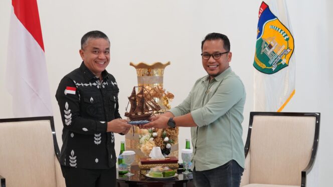 
					Wali Kota Palu, H. Hadianto Rasyid, menerima kunjungan rombongan anggota DPRD Kabupaten Tolitoli di rumah jabatan wali kota pada Kamis (16/01/25). FOTO: JUFRI