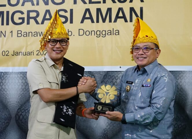
					Pj Bupati Donggala, Moh Rifani Saat menerima cendramata dari Menteri Perlindungan Pekerja Migran Indonesia (P2MI), Abdul Kadir Karding. FOTO: TIM