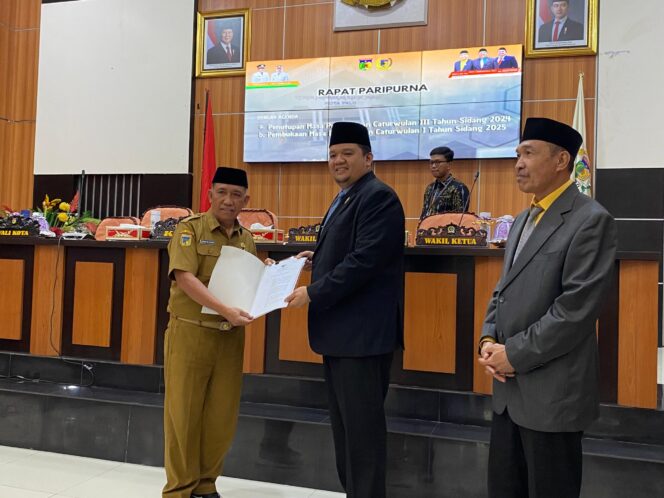 
					Ketua DPRD Kota Palu, Rico Djanggola, serahkan produk DPRD Kota pada penutupan masa sidang caturwulan IV tahun 2024, Selasa (7/1/2025). FOTO: netiz.id (Akib)