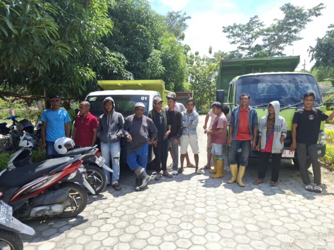 
					petugas sampah Dinas Lingkungan Hidup (DLH) Parigi Moutong (Parimo) saat melakukan mogok kerja. FOTO: Theopinie.id