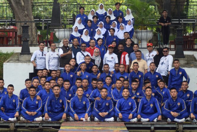 
					Sekretaris Daerah Kota Palu, Irmayanti Pettalolo, menyambut kedatangan Drum Band Gita Abdi Praja (GAP) dari Institut Pemerintahan Dalam Negeri (IPDN) dalam acara silaturahmi yang berlangsung di kawasan Taipa Beach, Sabtu (11/01/25). FOTO: IMRON