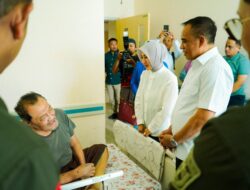 Anwar Hafid Jenguk Mantan Gubernur Bandjela Paliudju di RS Undata