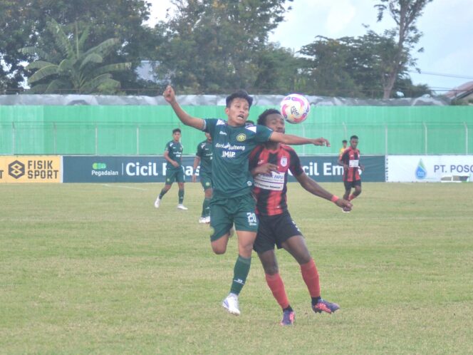 
					Saat kedua pemain baik dari Persipal FC dan Persipura sedang berebut bola. FOTO: ono