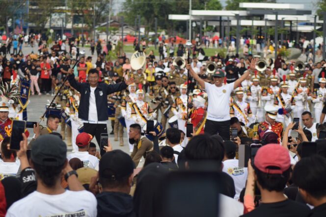 
					Gubernur Sulteng, Rusdi Mastura dan Calon Gubernur Sulteng, Anwar Hafid di acara Jalan Sehat dan Bakti Sosial yang diselenggarakan oleh Lintas Purna Praja Sulawesi Tengah di Lapangan Vatulemo, Palu, pada Minggu (12/01/25). FOTO: TIM