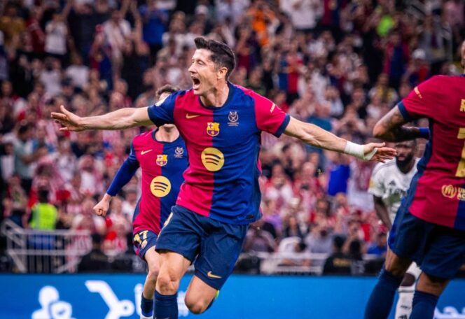 
					Saat Robert Lewandowski berselebrasi usai mencetak gol ke gawang Real Madrid. FOTO: X (Barcelona).