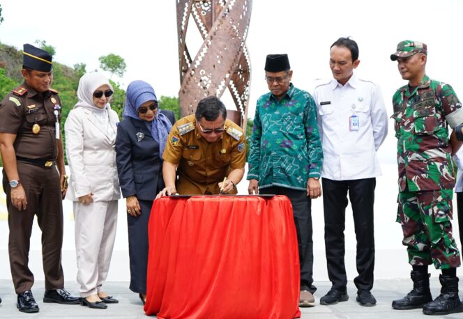 
					Saat Pj Bupati Donggala, Moh Rifani menandatangani prasasti Tugu Air Mancur Gonenggati Donggala. FOTO: netiz.id (TIM)