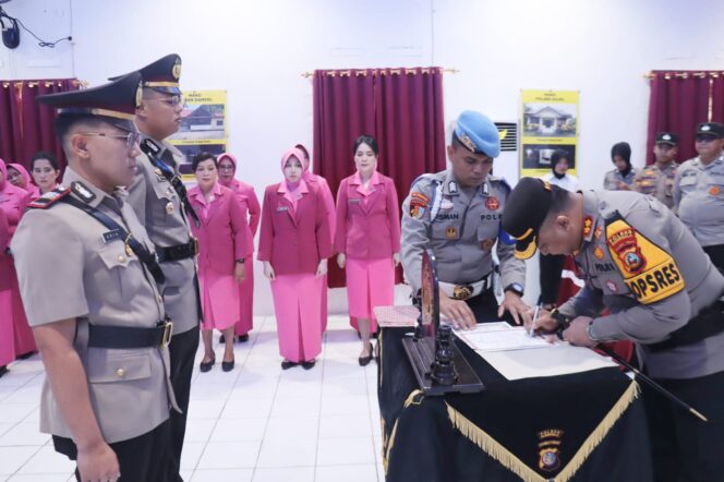 
					Kapolres Donggala AKBP Efos Satria Wisnuwardhana memimpin upacara serah terima jabatan di lingkungan Mapolres, Senin (13/01/25) pagi. FOTO: Adrian.