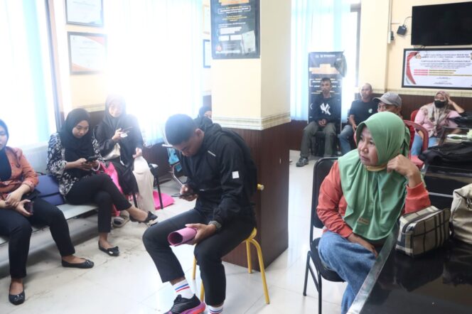 
					Nampak Calon PPPK saat mengurus kelengkapan dokumen di Polres Sigi. FOTO: ist