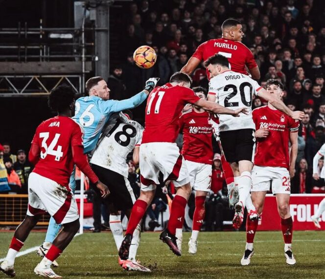 
					Saat pemain Liverpool, dan pemain Nottingham Forest berebut bola tendangan sudut. FOTO: IG (Liverpool FC).