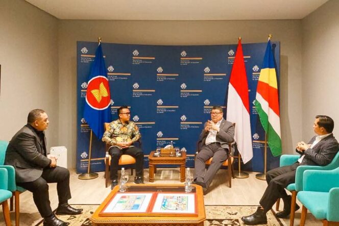 
					Bupati Morut Delis J. Hehi bersama Utusan Khusus Presiden Republik Seychelles untuk ASEAN, Nico Barito. FOTO: Ryo