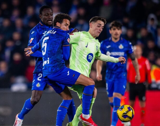 
					Saat pemain Barcelona berebut bola dengan pemain Getafe. FOTO: X (Barcelona).