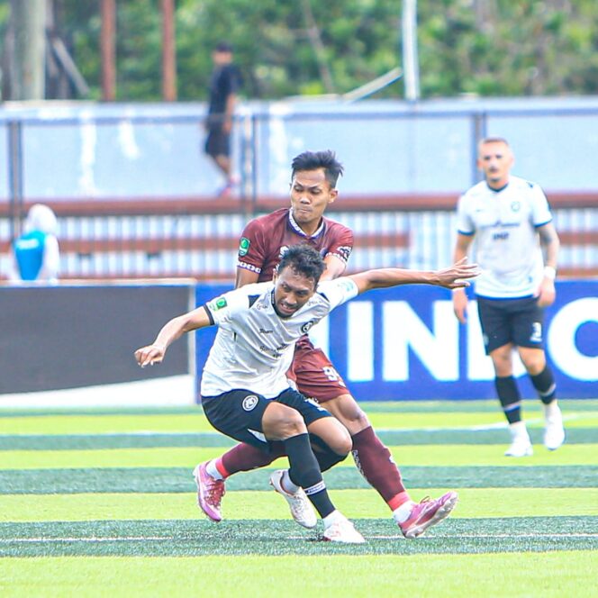 
					Kapten Persipal Palu, Rendy Saputra saat berebut bola dengan pemain Persipa Pati. FOTO: CILING