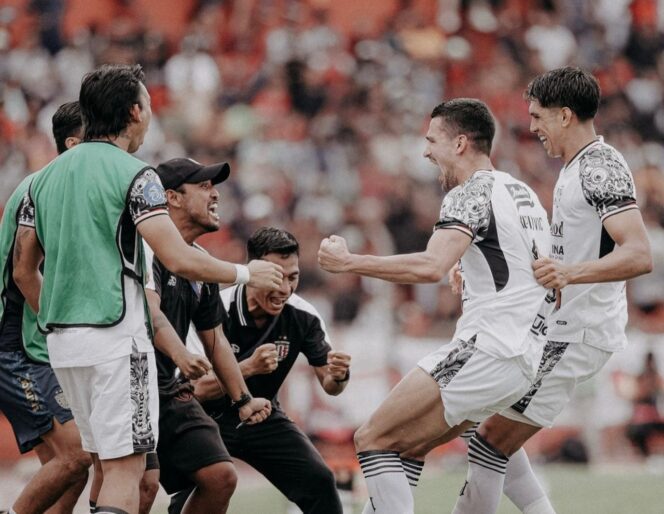 
					Para Pemain dan pelatih serta staf Bali United merayakan gol. FOTO: X (Bali United).