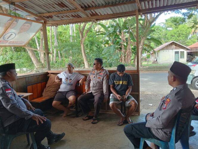 
					Anggota Polres Parigi Moutong saat bertemu dengan tokoh masyarakat di Kelurahan Kampal, Kecamatan Parigi, Kabupaten Parigi Moutong, pada Selasa (21/01/25). FOTO: istimewa