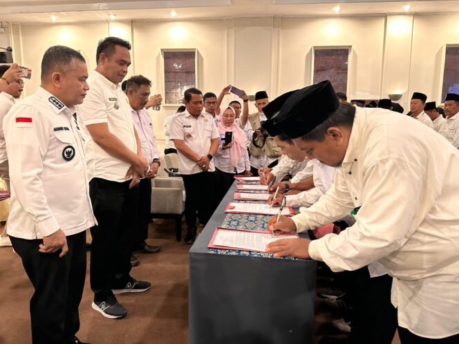
					Wali Kota Palu, H. Hadianto Rasyid, menghadiri sekaligus menyaksikan pelantikan dan pengambilan sumpah Pengurus RT dan RW se-Kecamatan Palu Timur untuk periode 2025-2029. FOTO: JUFRI