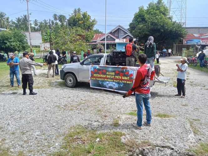 
					Puluhan warga yang tergabung dalam Aliansi Masyarakat menggelar aksi demonstrasi di depan kantor Camat Tojo Barat, Desa Tombiano, Kabupaten Tojo Una-Una, Rabu (22/01/25). FOTO: istimewa