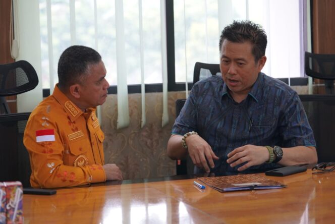 
					Wali Kota Palu, H. Hadianto Rasyid, dan pemilik Millenium Waterpark, Wijaya Chandra, pada Kamis (23/01/25) di ruang kerja wali kota. FOTO: IWAN