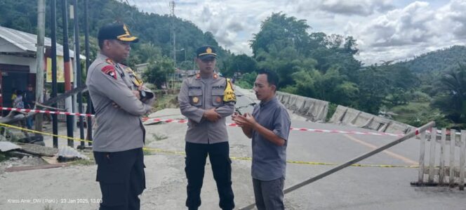
					Petugas dari Kepolisan bersama perwakilan pemkab Poso di area jalan yang amblas. FOTO: ist