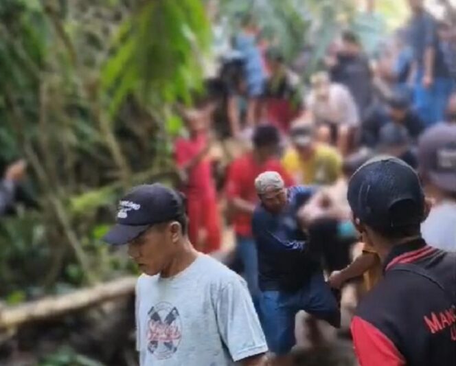 
					Saat warga melakukan evakuasi korban. FOTO: istimewa