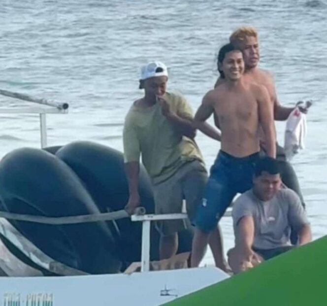 
					Nampak Tiga warga Sigi yang hanyut diselamatkan oleh warga dengan Kapal Nelayan Tiga Putri. FOTO: Tangkap layar. 