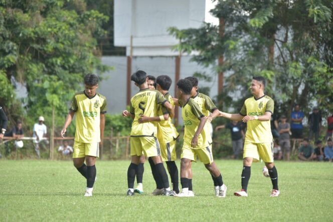 
					Saat para pemain Celebest FC merayakan gol dari Arie Kiswanto. FOTO: netiz.id